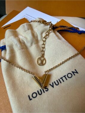 🔥Louis Vuitton Necklace Essential V M61083 Gold Metal Women's Pendant Metal🔥